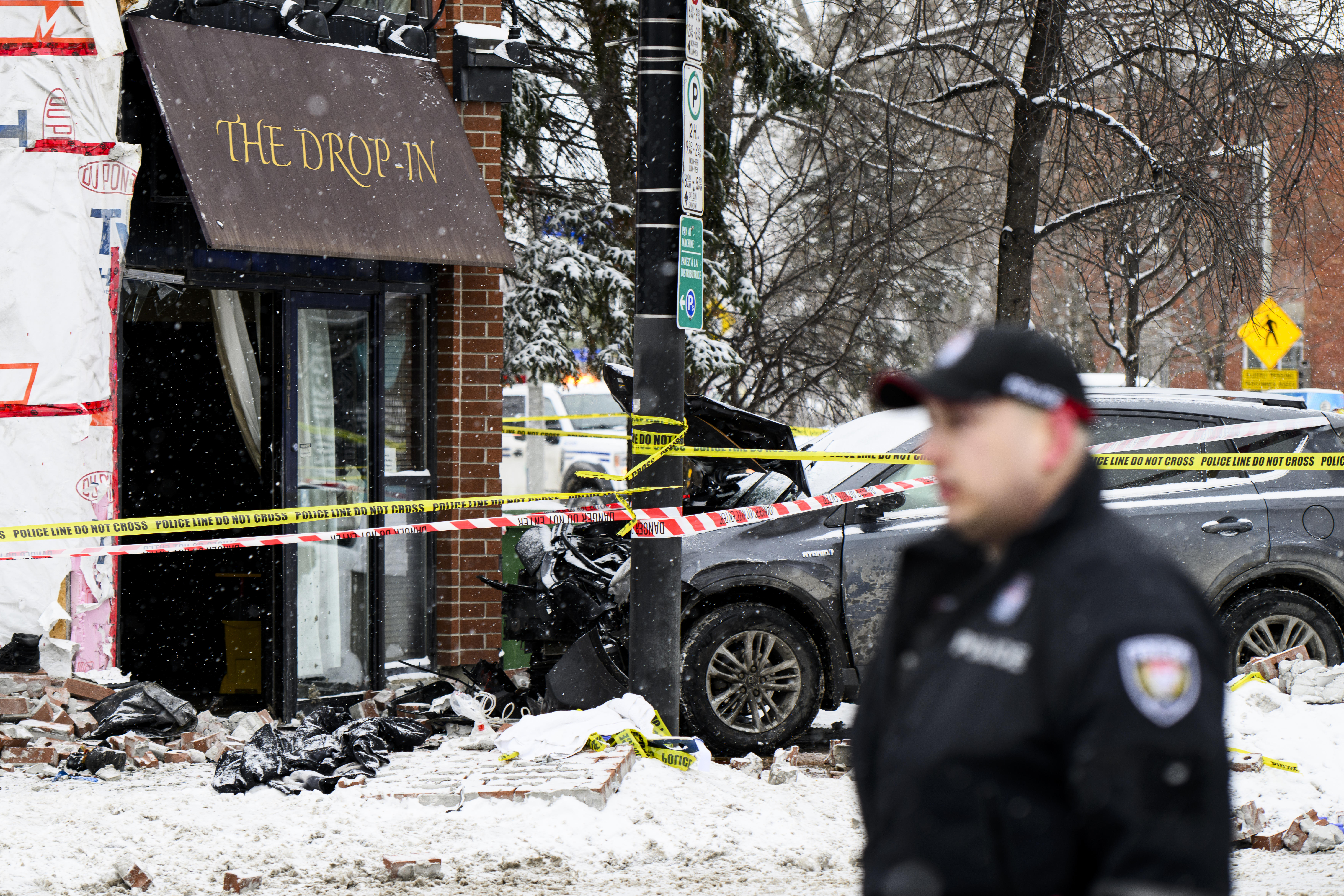 Man dead, 4 people injured after SUV crashes into Ottawa building: police – Ottawa | Globalnews.ca