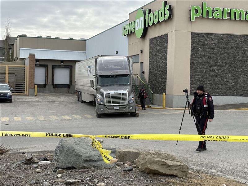 Пешеходец в Калгари, 70, тежко ранен при сблъсък със семи в Panorama Hills