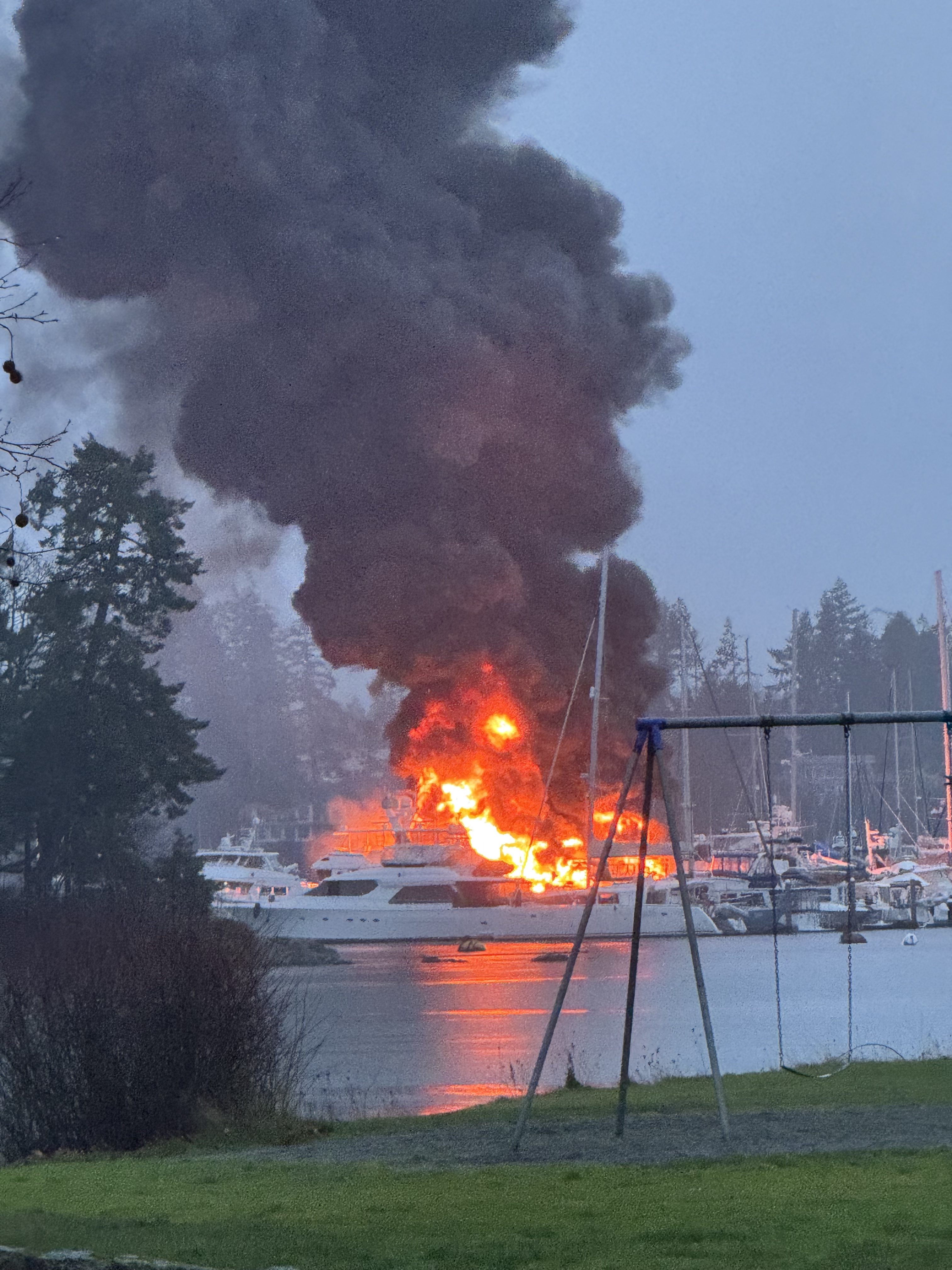 3 моторни яхти бяха унищожени след пожар в яхтеното пристанище в Сидни