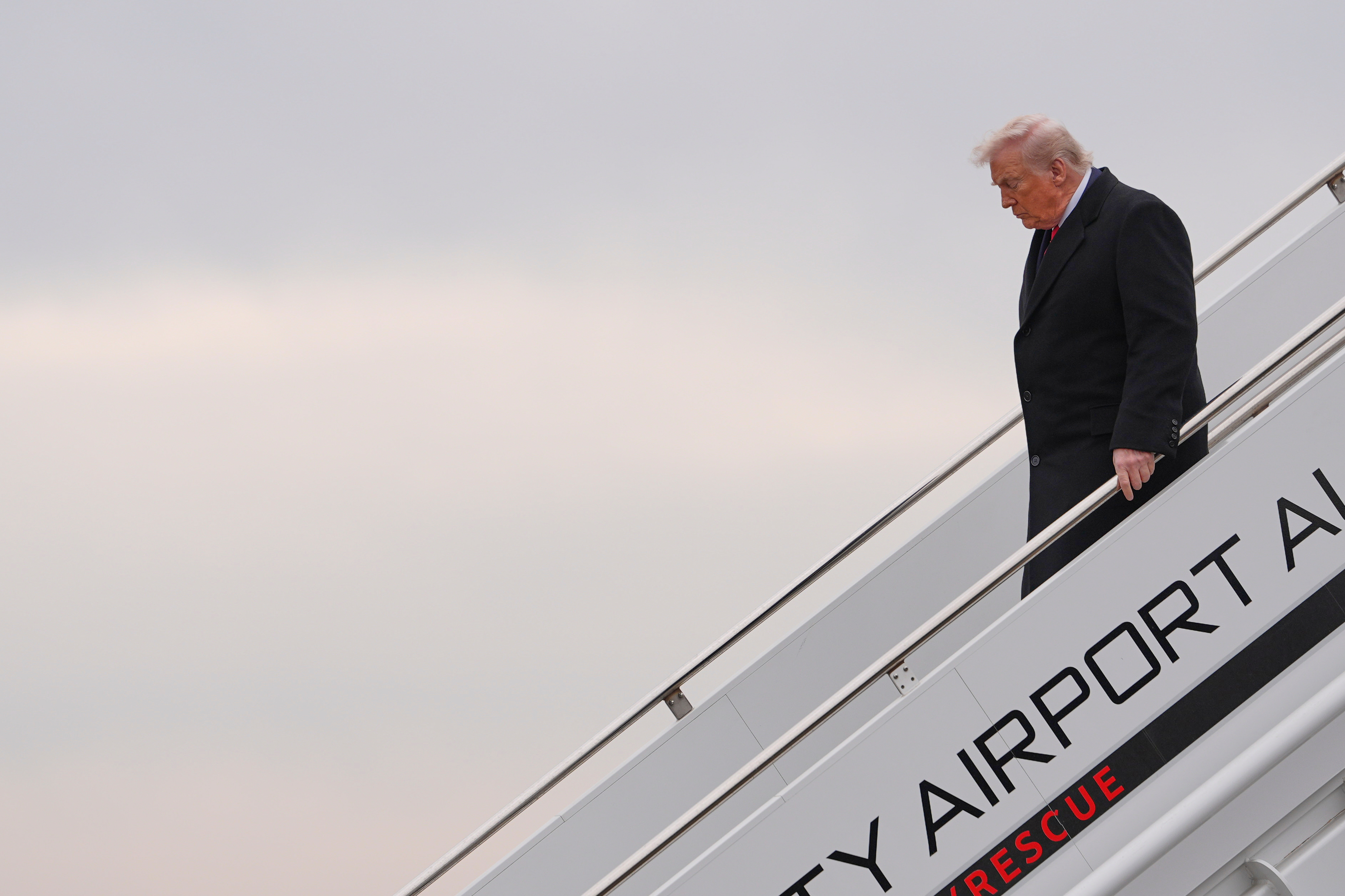 Семейство Тръмп иска да притежава търговска марка, ако летищата използват името на президента