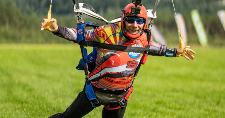 Световният шампион парашутист падна до смъртта си, след като парашутът му се провали