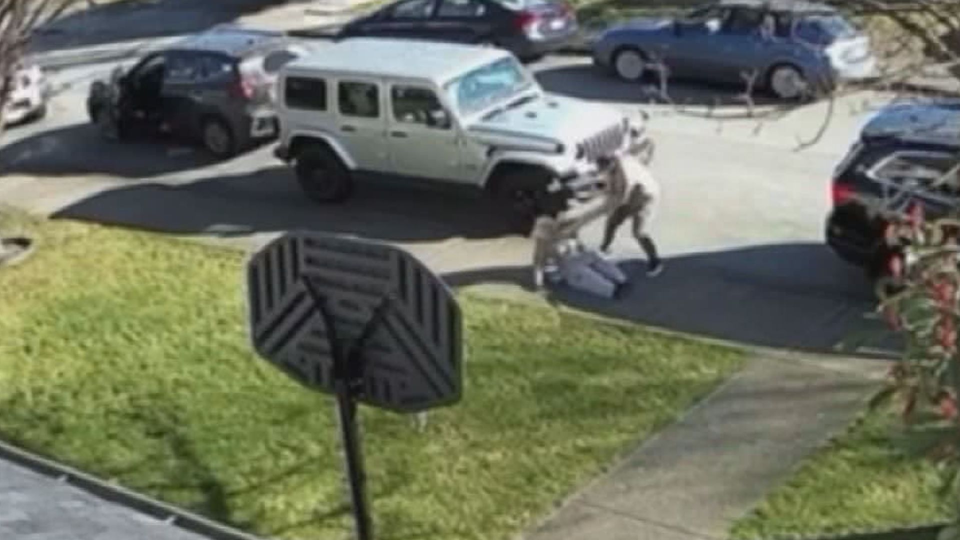 Видео заснема шокиращо нападение посред бял ден срещу старши човек от Ню Уестминстър