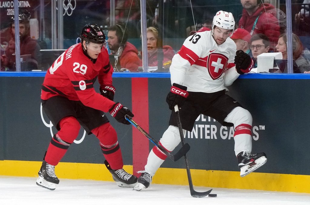 Маккинън, Бенет пропускат тренировката на Канада