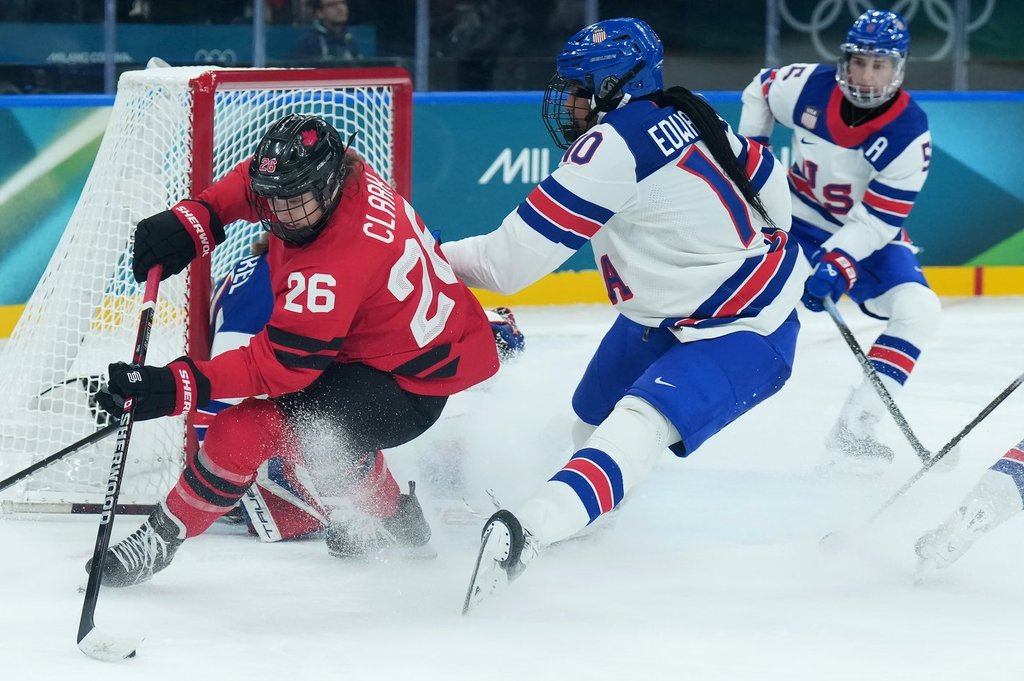 МИЛАНО – Треньорът на канадския женски отбор по хокей Трой