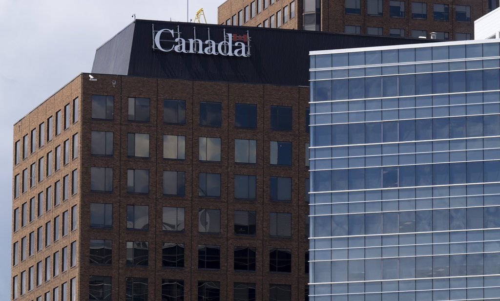 Отава нарежда на държавните служители да започнат да работят в офиса 4 дни в седмицата