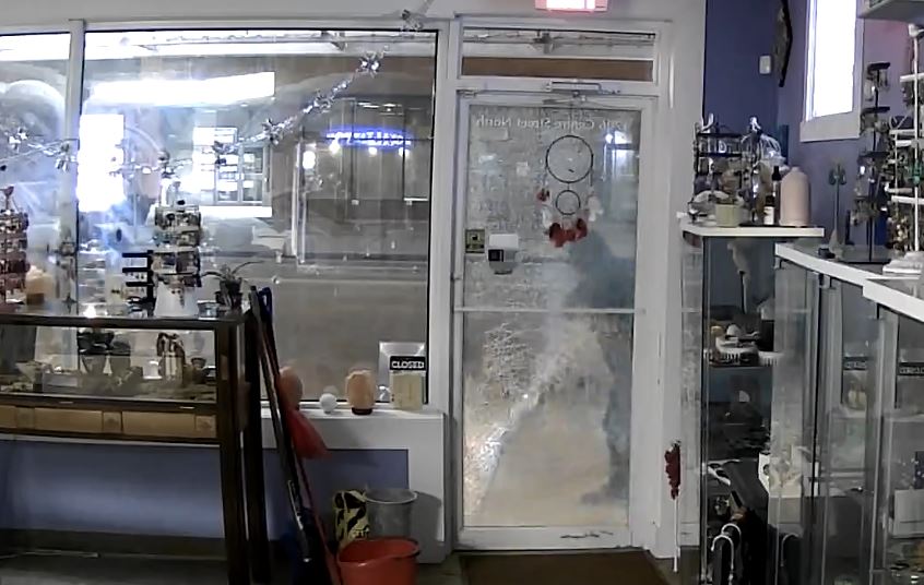 Собственикът на магазин за бижута в Калгари губи състояние в злато заради късно нощно разбиване и заграбване