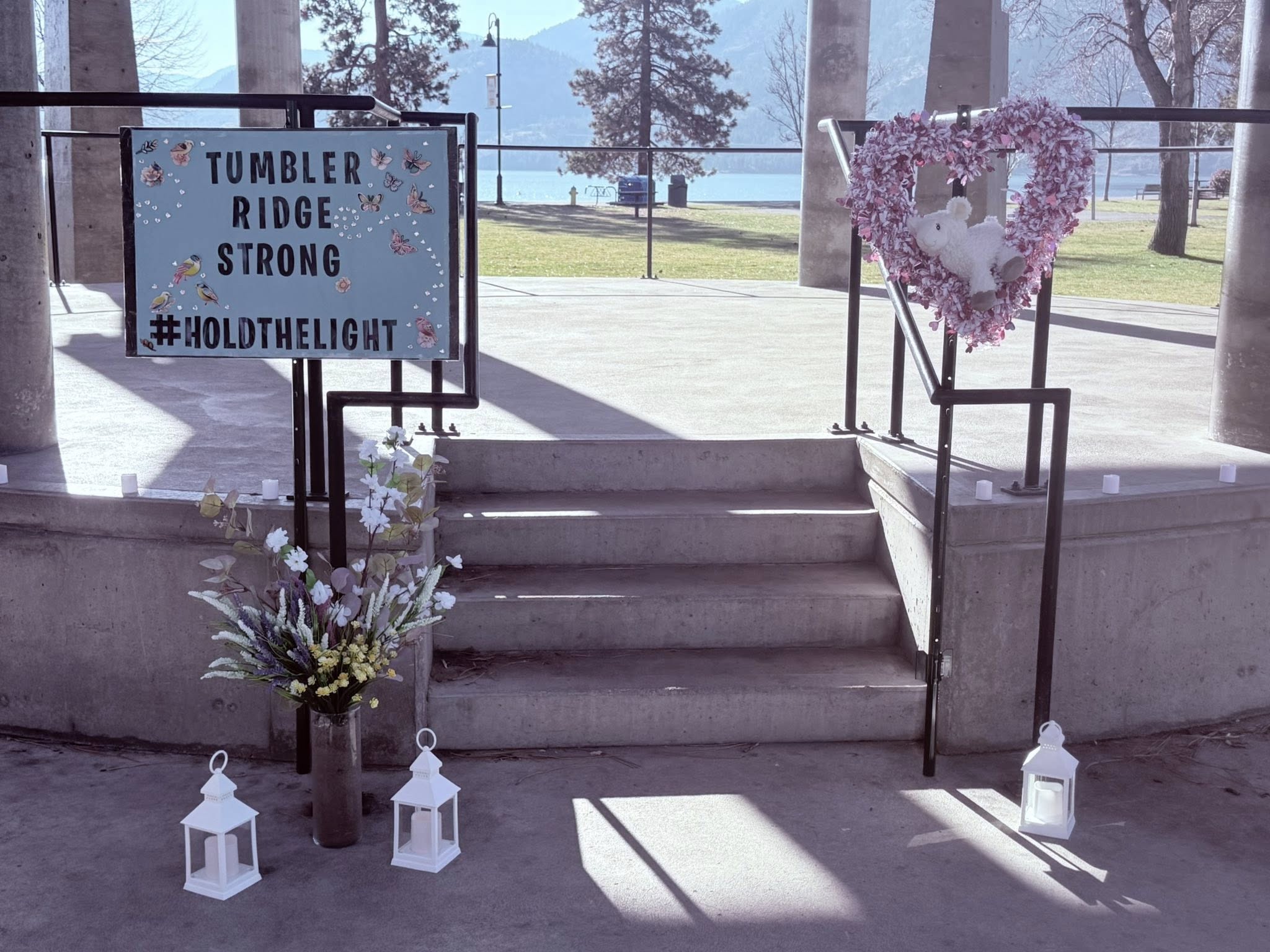 Канадските знамена се веят наполовина над Оканаган след трагедията със