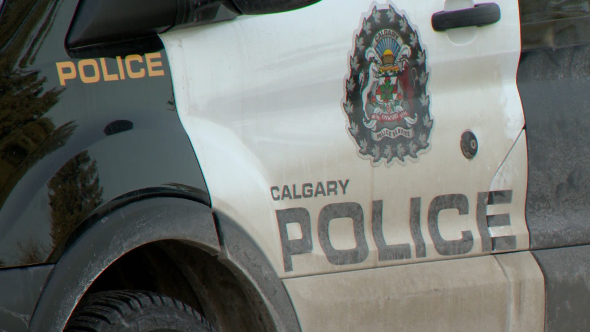 Мъж от Калгари е обвинен след продължително разследване на множество опити за изнудване