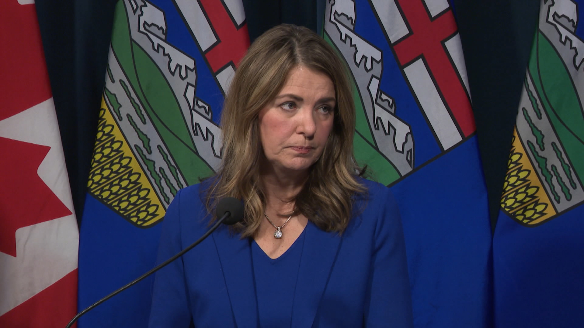 Премиерът на Алберта Даниел Смит защитава набор от въпроси за