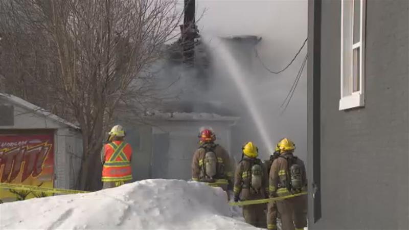 Трима души бяха хоспитализирани в критично състояние в събота сутринта