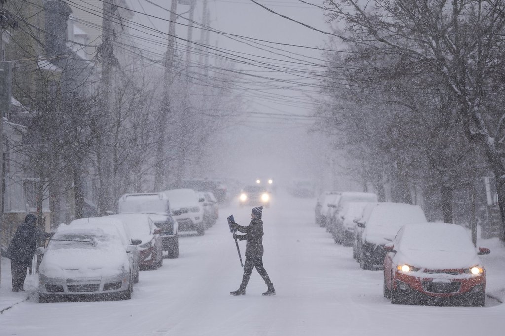 Snowfall closes some schools, cancels ferries in Nova Scotia