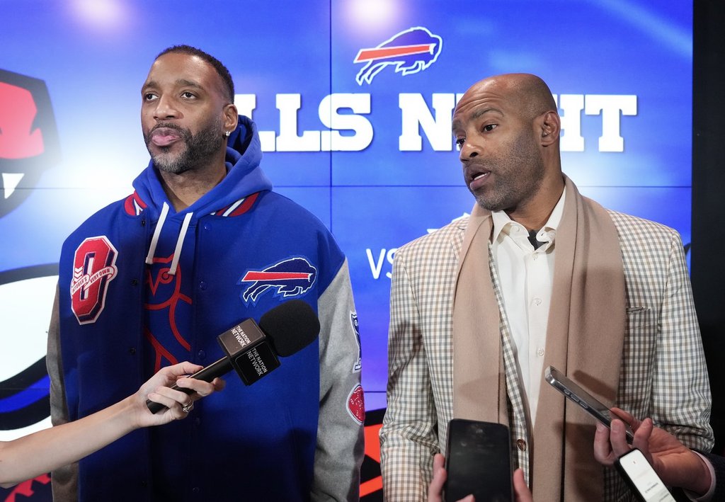 Carter, McGrady bring Bills, Raptors fans together