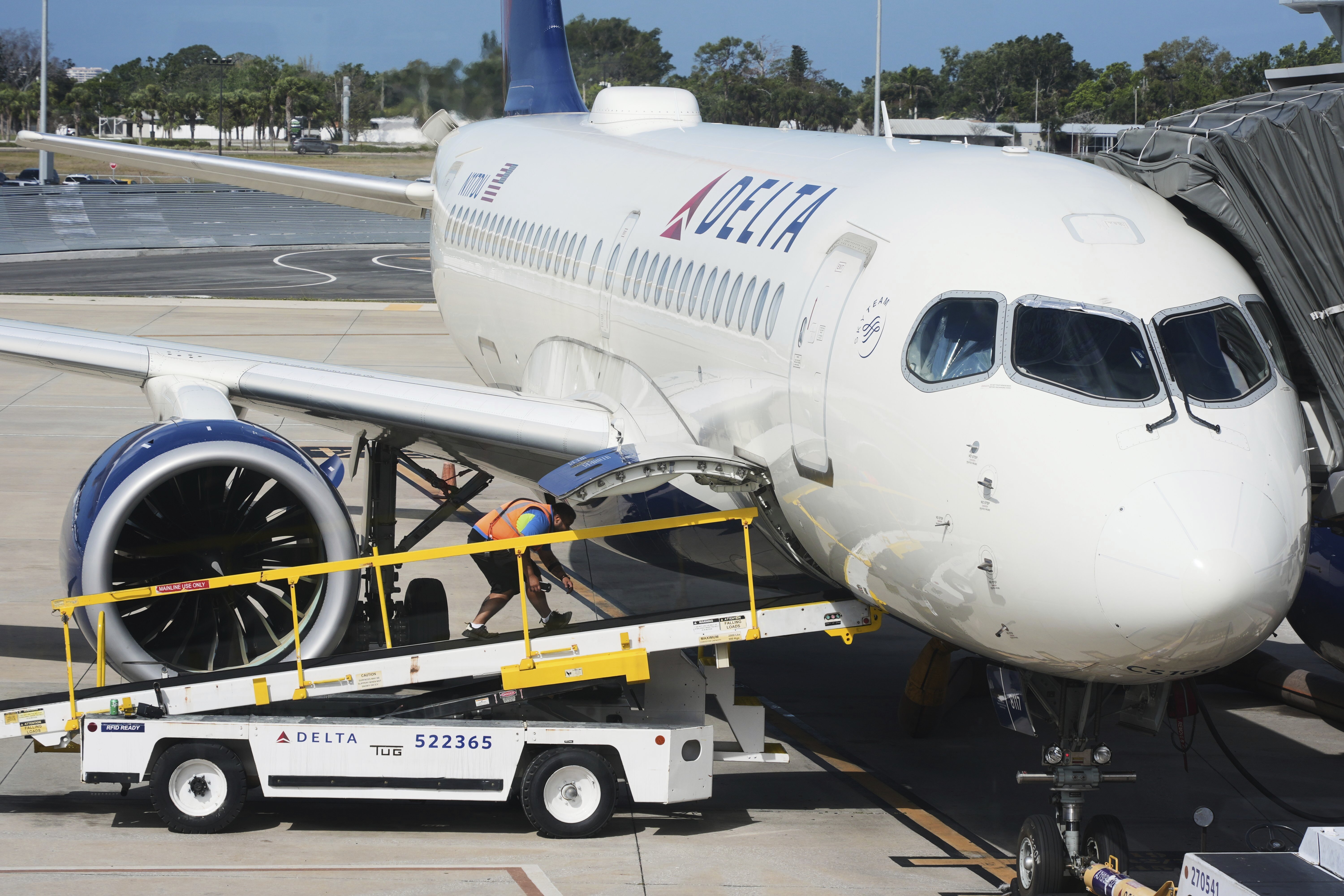 Delta suspends VIP travel perks for members of Congress amid budget dispute