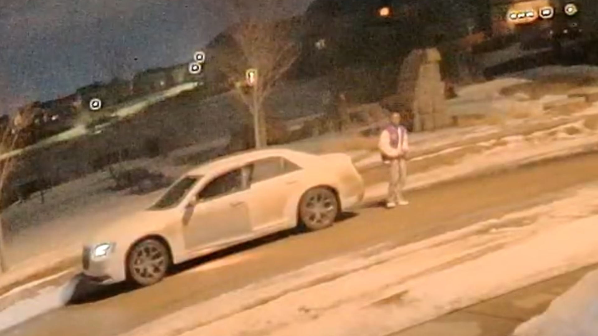 Откриването на зареден пистолет захвърлен в обществено пространство посещавано от