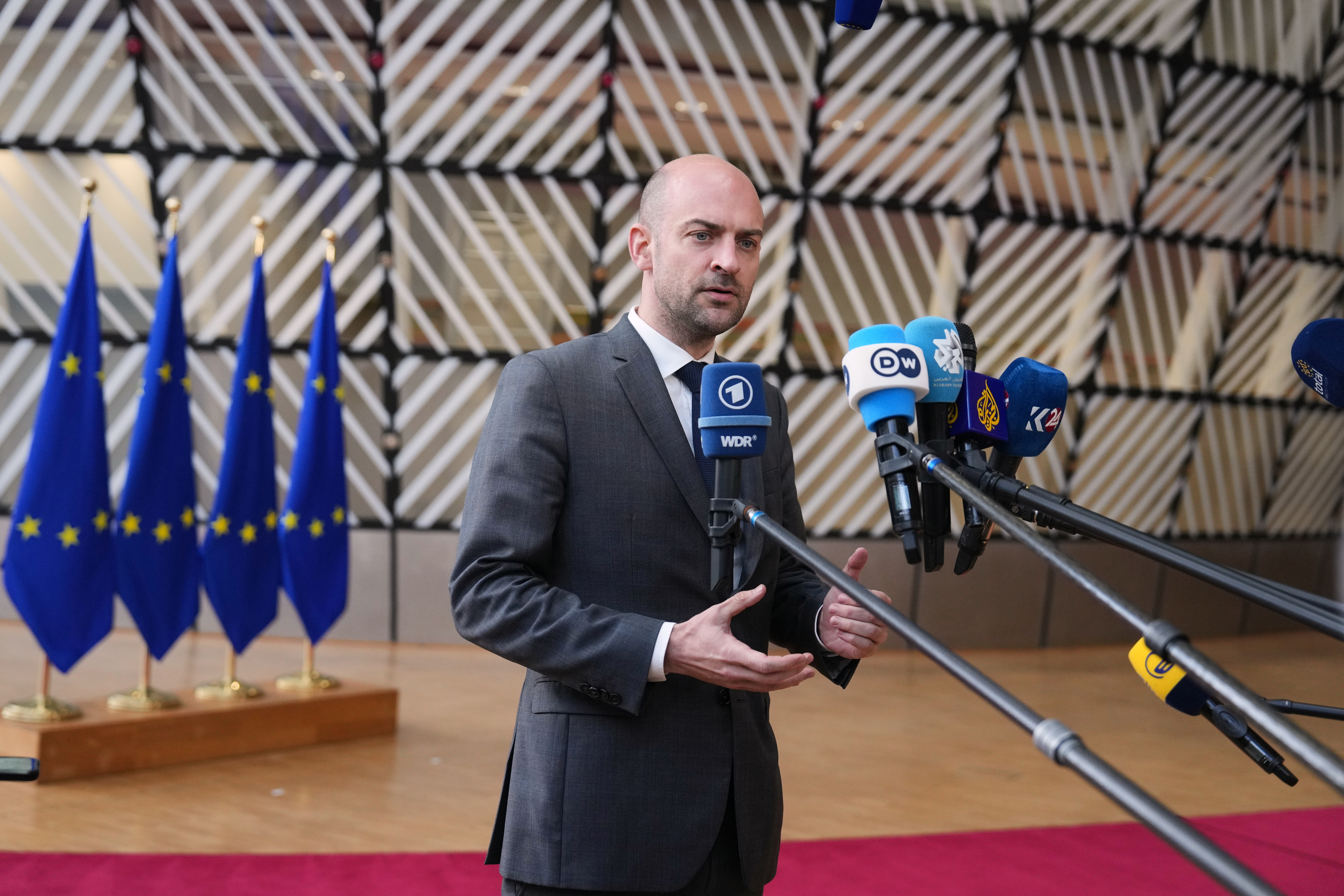 Френският външен министър Жан Ноел Баро открито обмисля идеята Канада да се стреми към членство