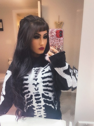 ऑगस्ट 2025 मध्ये मारण्यात आलेल्या मारिका (मिका) सटनचा एक न नोंदलेला फोटो.