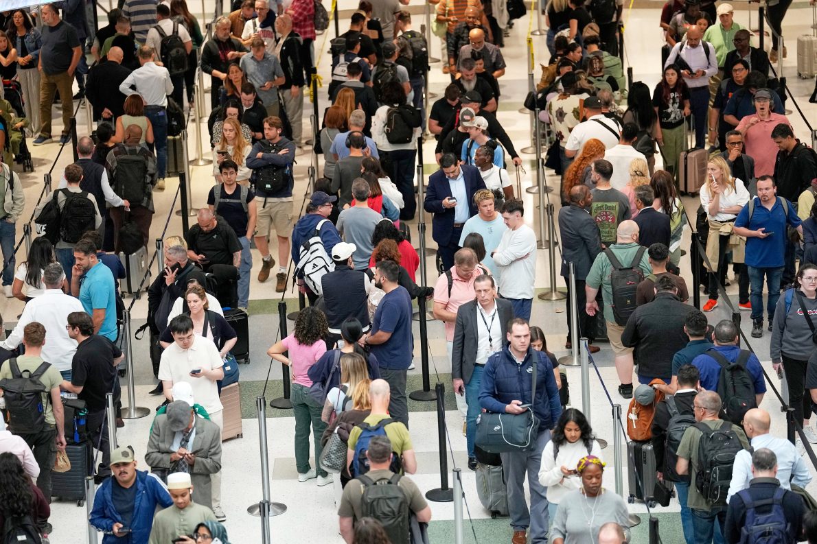 Trump says TSA workers to be paid as U.S. air travel hits ‘breaking point’ – National | Globalnews.ca