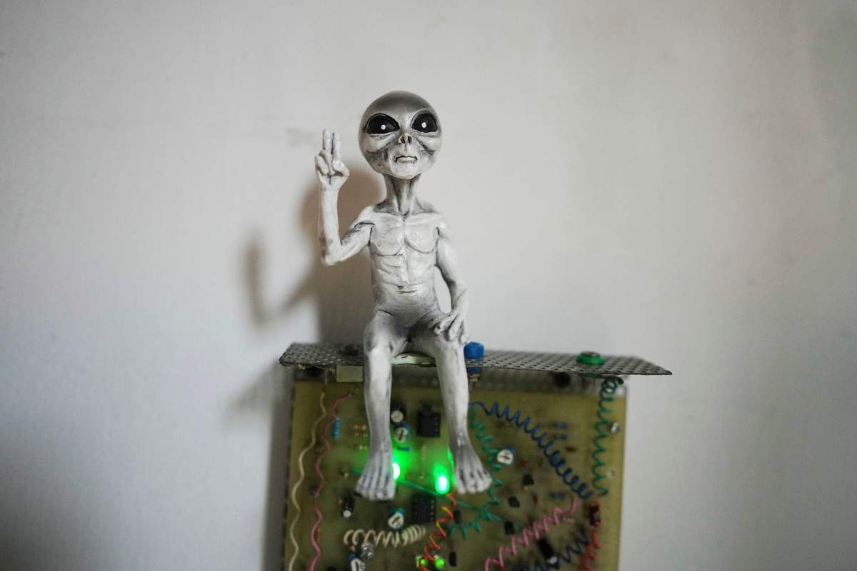 Alien doing a peace sign