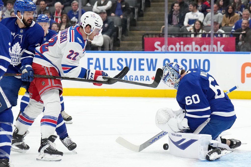 Toronto Maple Leafs down New York Rangers 4-3