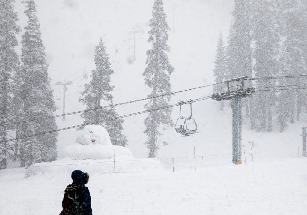 globalnews.ca - Katie Scott - Boy, 8, airlifted to hospital after California ski resort chairlift fall - National