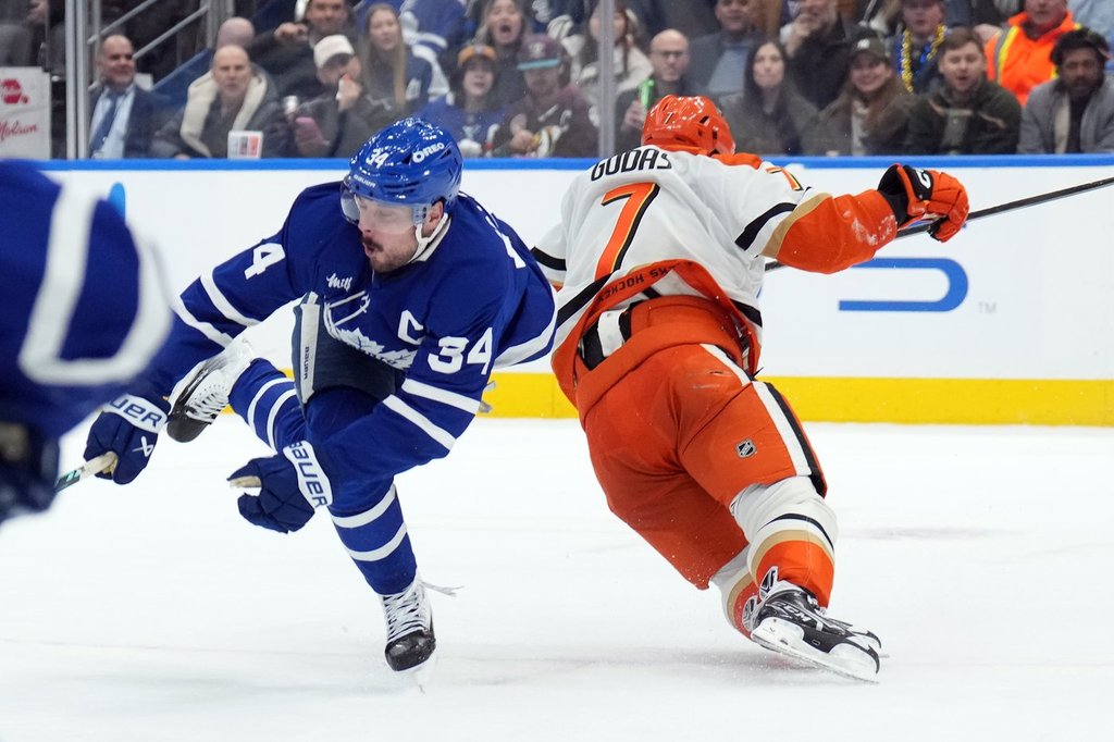 Leafs’ Matthews injured after knee-on-knee hit  | Globalnews.ca