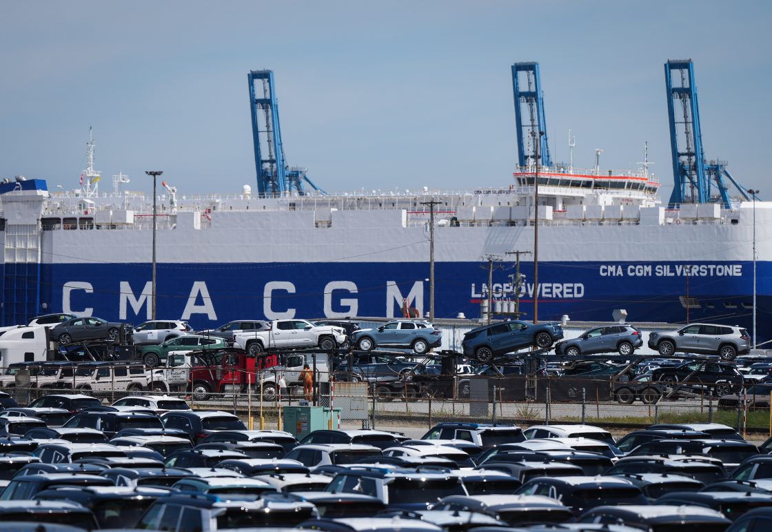 Vehicle exports fell sharply in January as trade deficit grew: StatCan