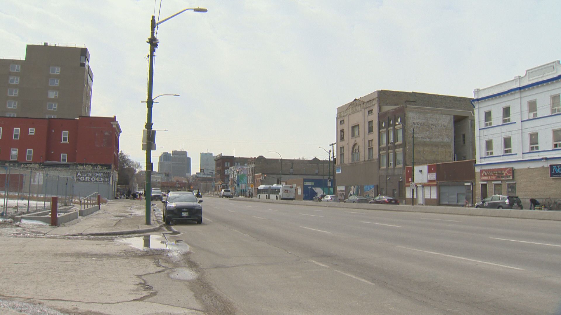 Pedestrian hit by semi-truck in North End Winnipeg dies in hospital