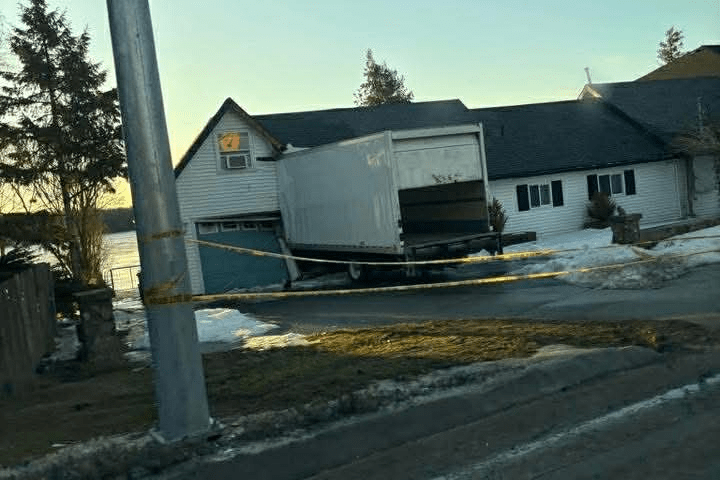 Grande van cúbica bate na casa de Kingston, policial é atingido durante a recuperação – Kingston Grande van cúbica bate na casa de Kingston, policial é atingido durante a recuperação – Kingston