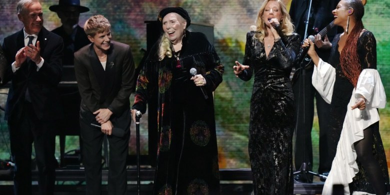 Junos 2026: Joni Mitchell sings onstage, Drake pays tribute to Nelly Furtado