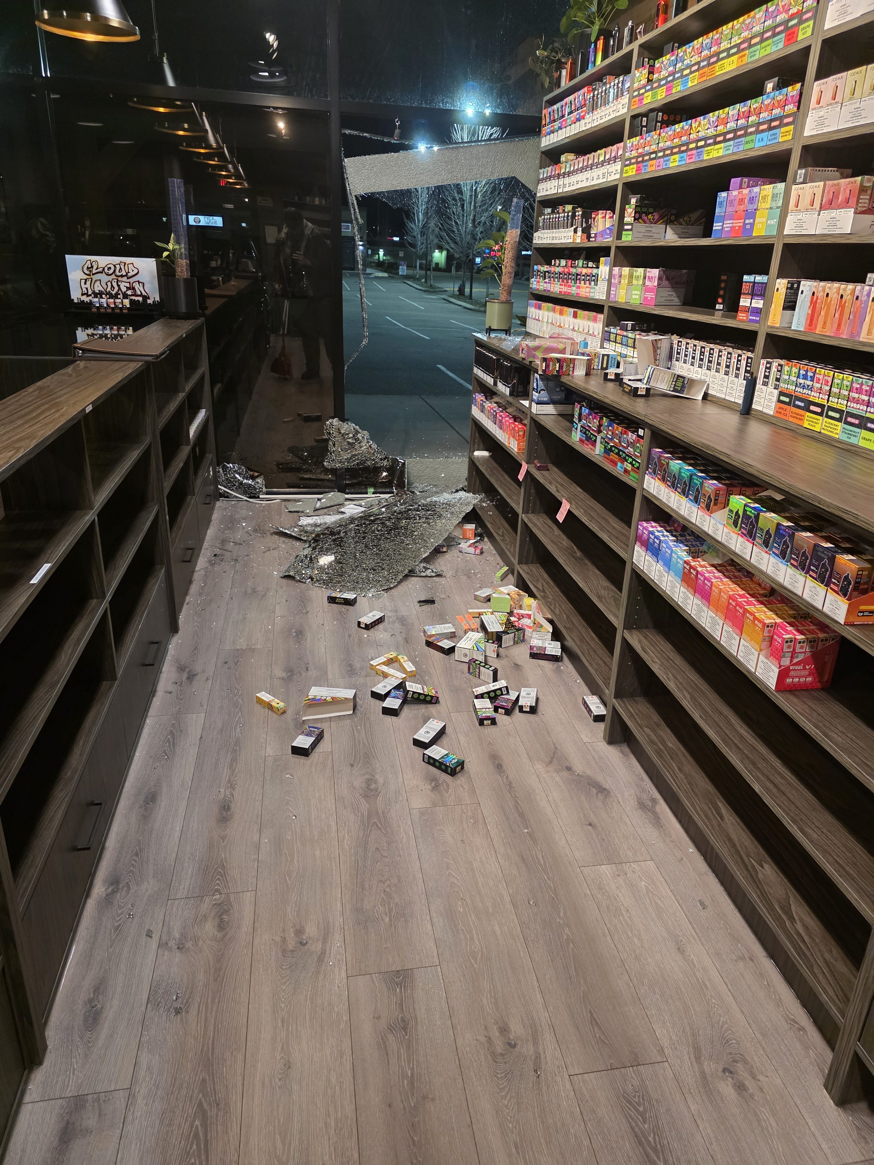 Vape shop hopes clothing helps track down suspects in West Kelowna smash-and-grab