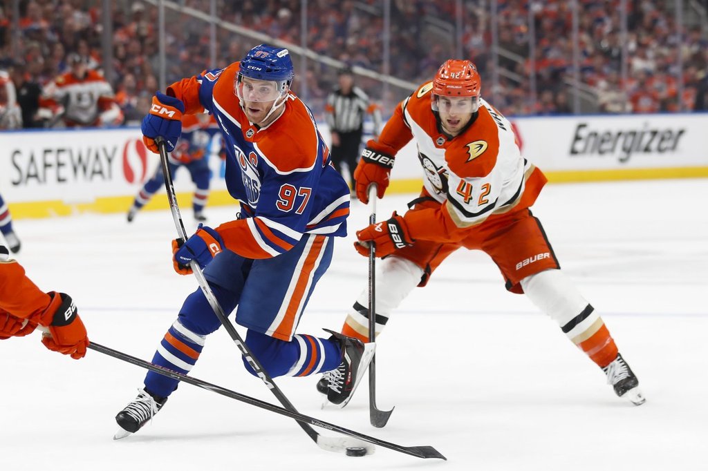 Mcdavid, Celebrini, Kucherov Up For Lindsay Award - Beritaja