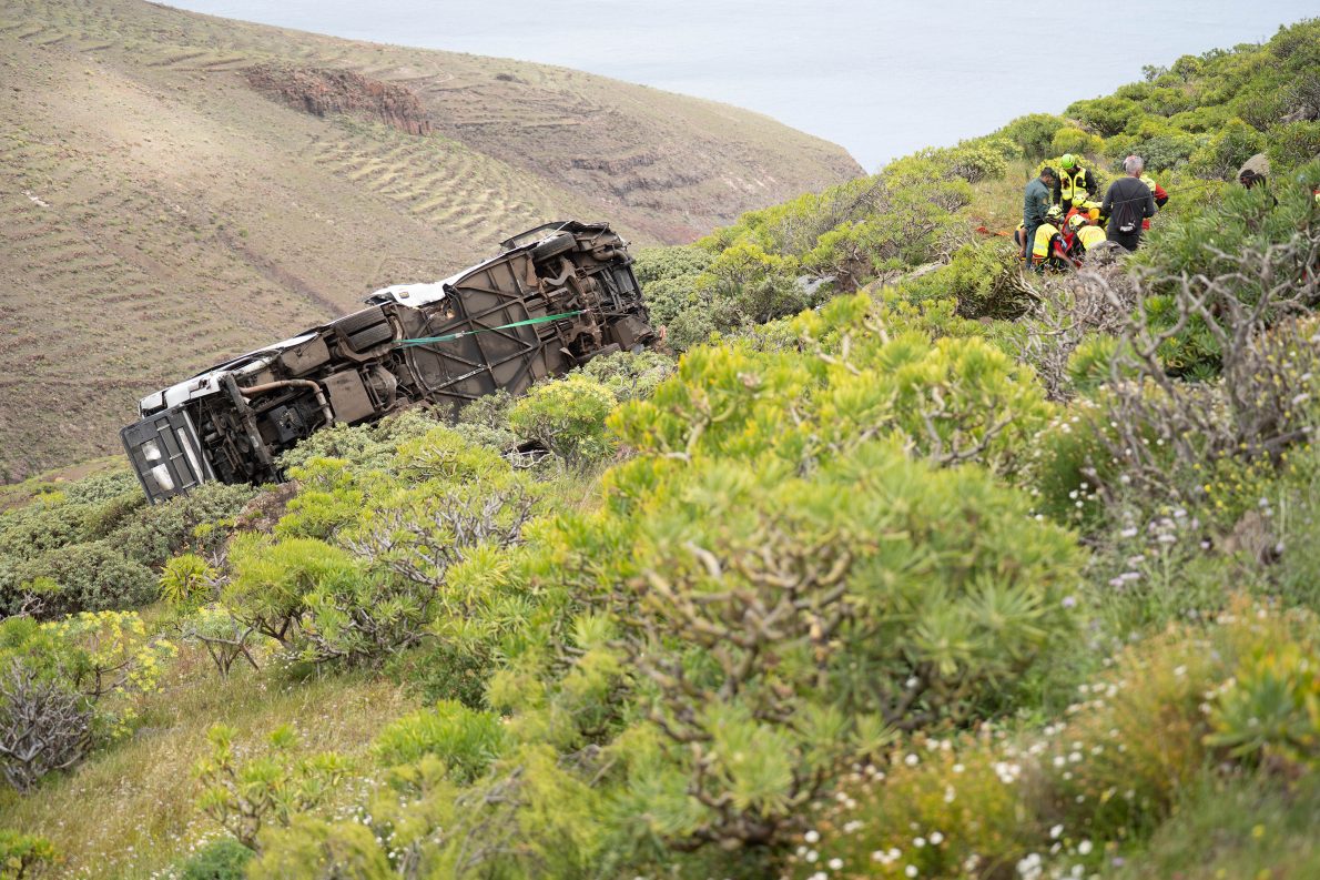 1 dead, 27 hurt after bus with British tourists crashes on Spanish island