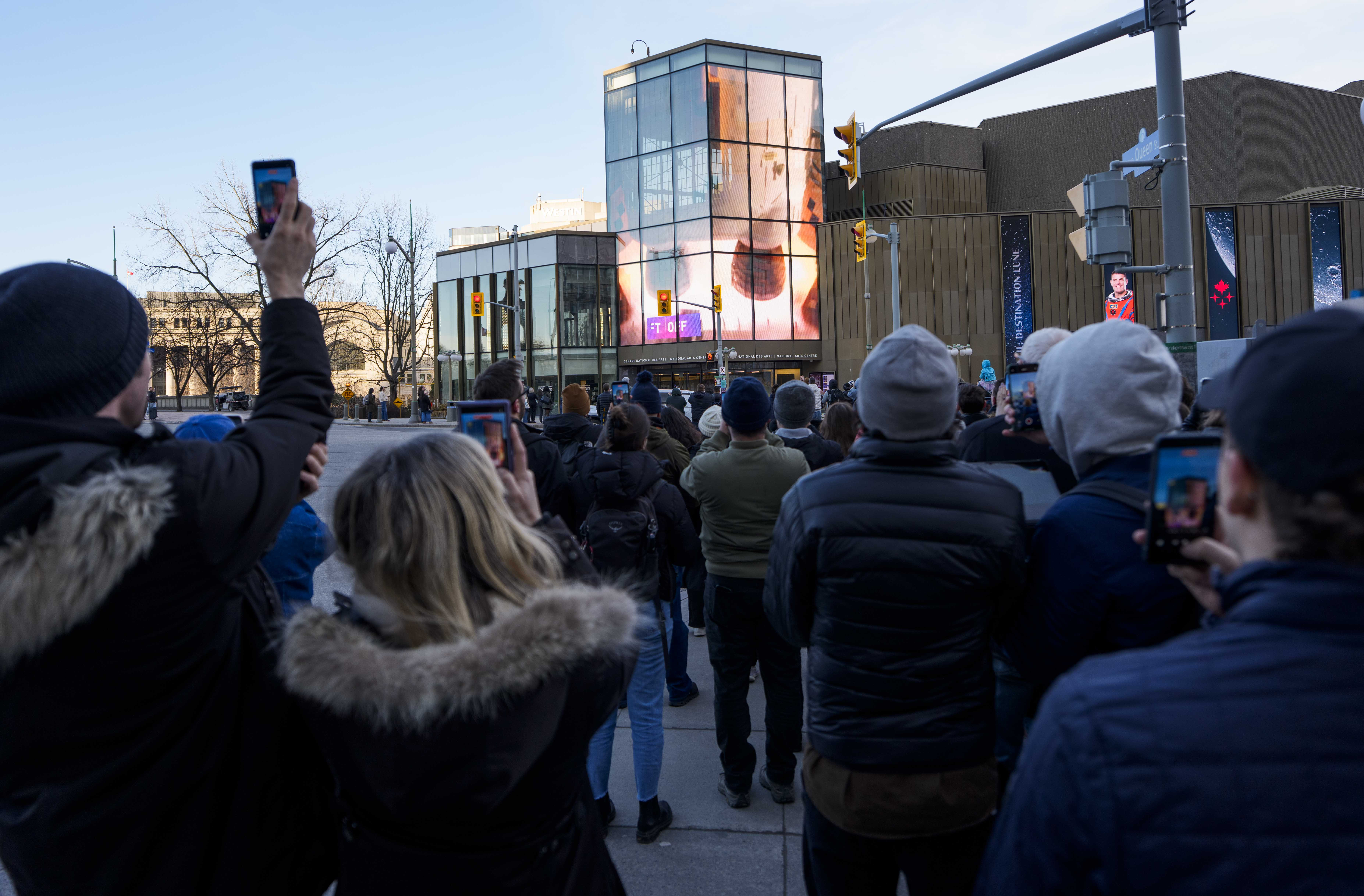 Канадците се събраха в класни стаи научни центрове и всекидневни