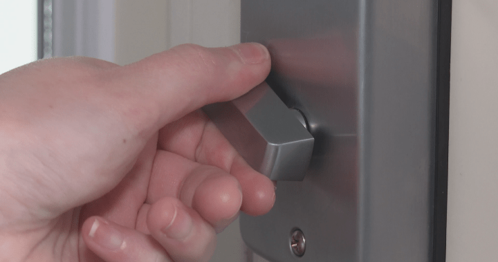 Calgary woman warns homeowners after intruder broke in while she slept metres away - BERITAJA
