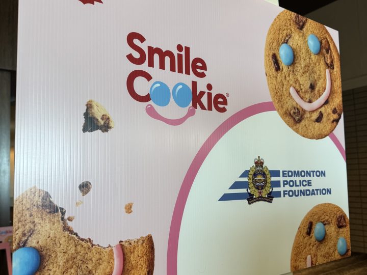Кампанията Smile Cookie е в ход в подкрепа на полицейската фондация на Едмънтън