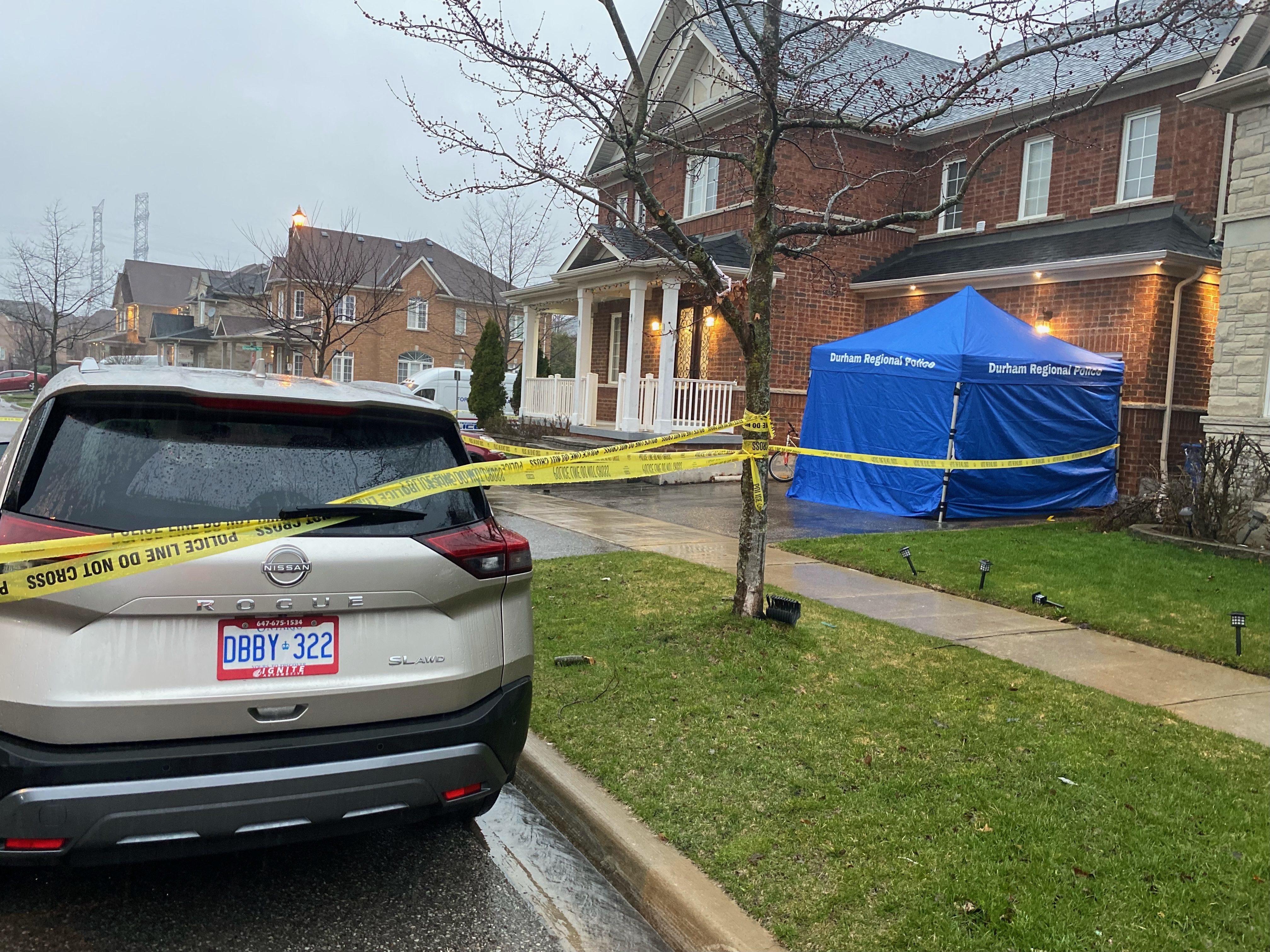 Man dead after deadly break-in west of Toronto, police searching for suspects