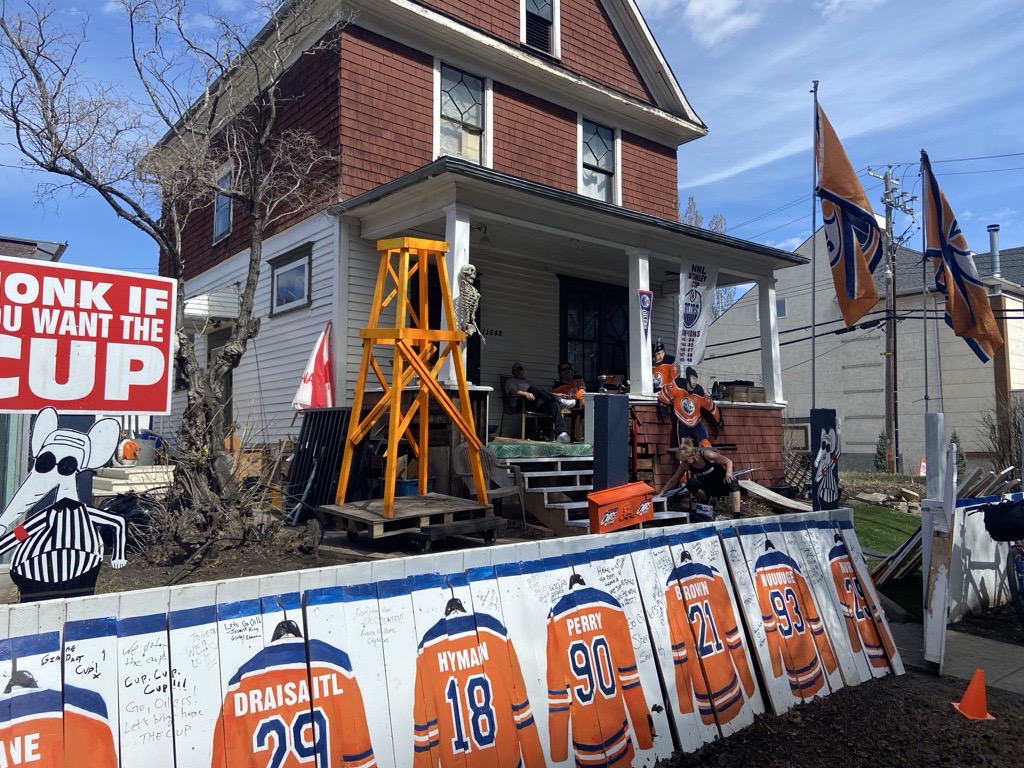 Items Stolen From Edmonton Oilers Fan’s Fence Shrine - Beritaja