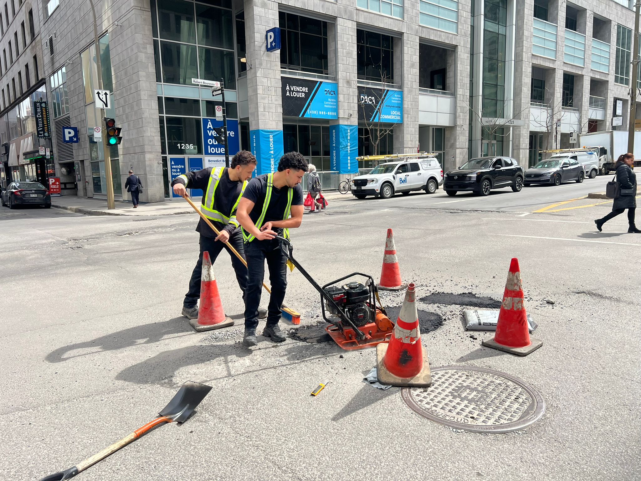 ‘For the love of the city’: Vigilantes volunteer to help Montreal fill potholes