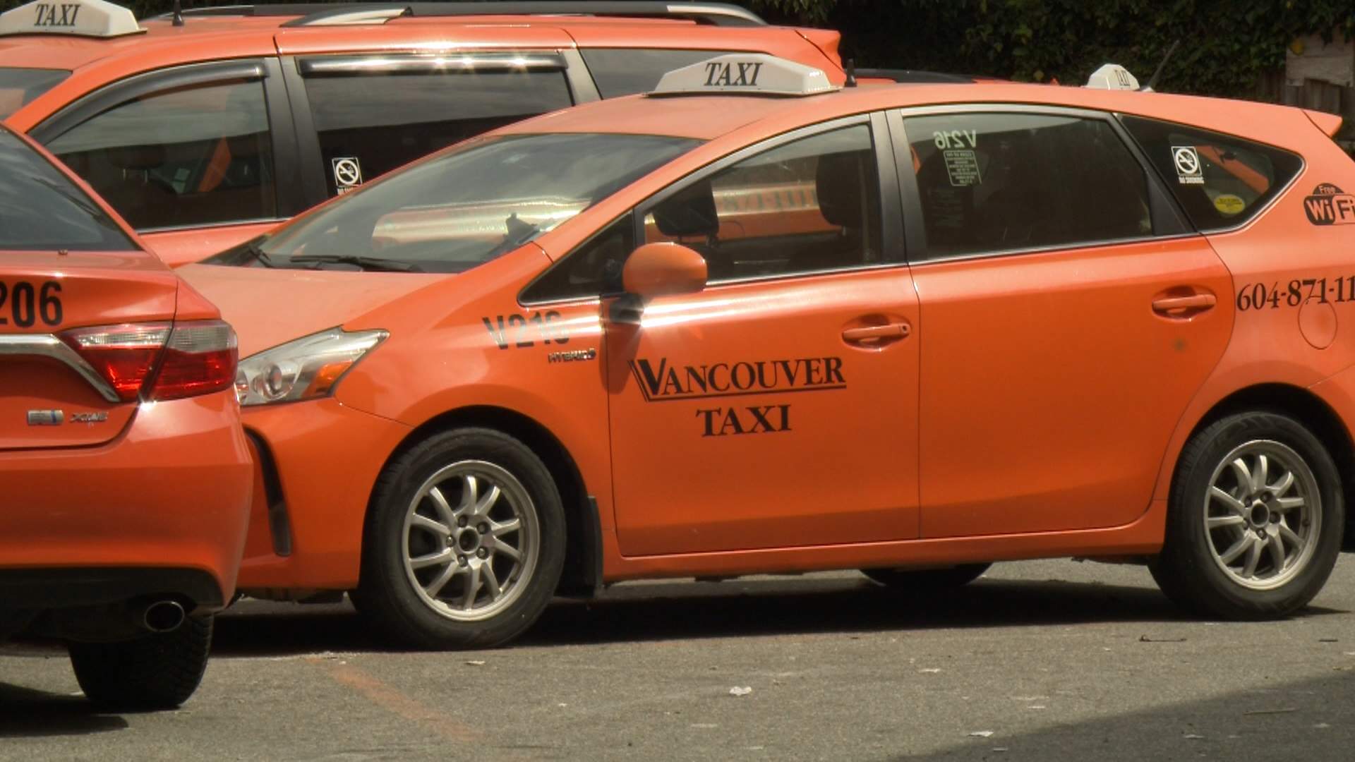 Video catches road rage between Vancouver Taxi and another driver