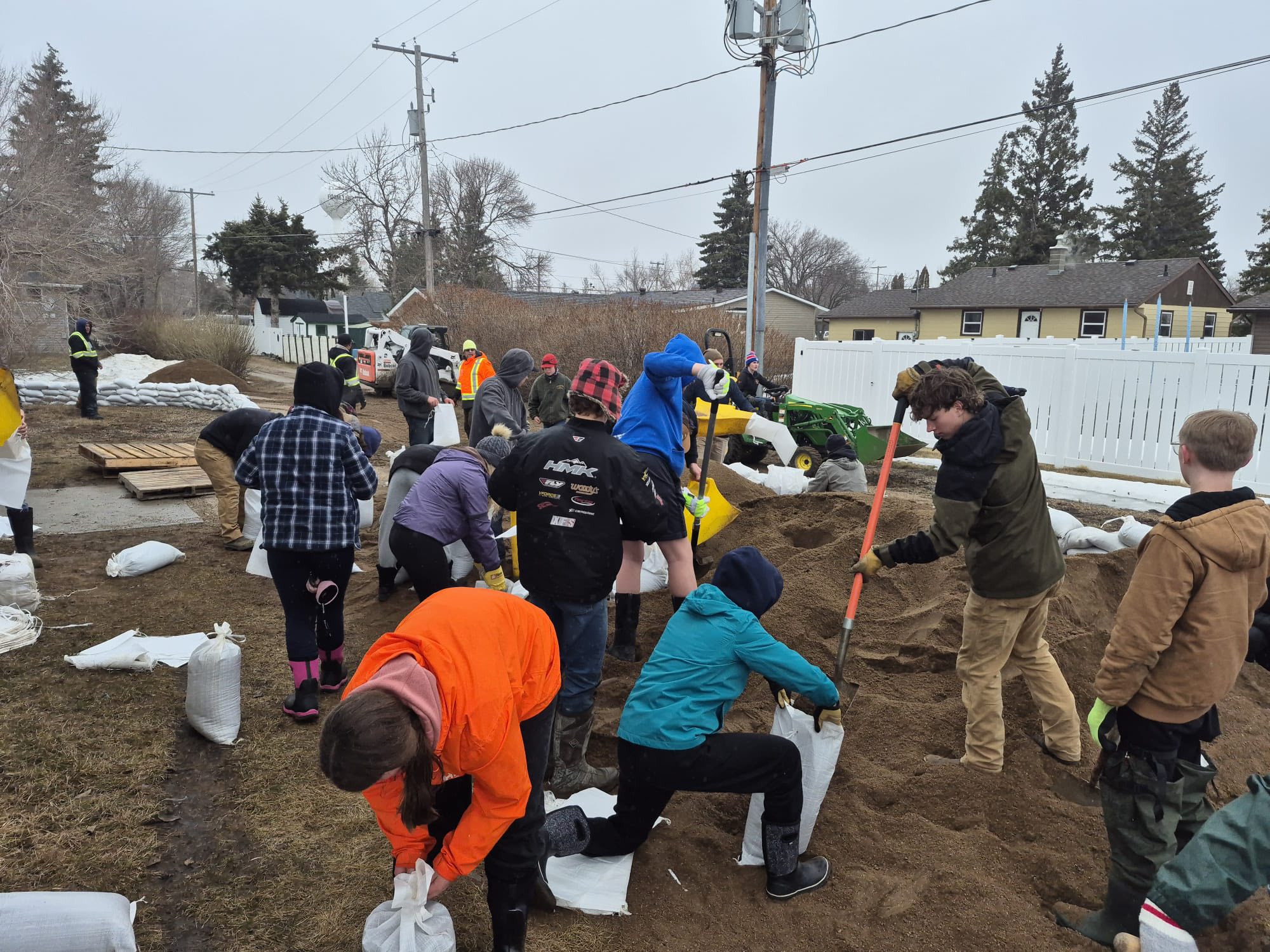 Saskatchewan community comes together to fight rising waters