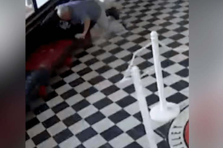 O diretor herói que abordou o atirador da escola coroou o rei do baile em um vídeo comovente – National O diretor herói que abordou o atirador da escola coroou o rei do baile em um vídeo comovente – National