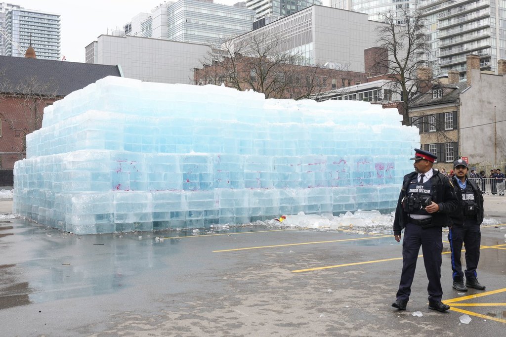 Toronto Fire To Mitigate Safety Risks As Crowds Look To Melt Drake’s Ice Sculpture - Beritaja