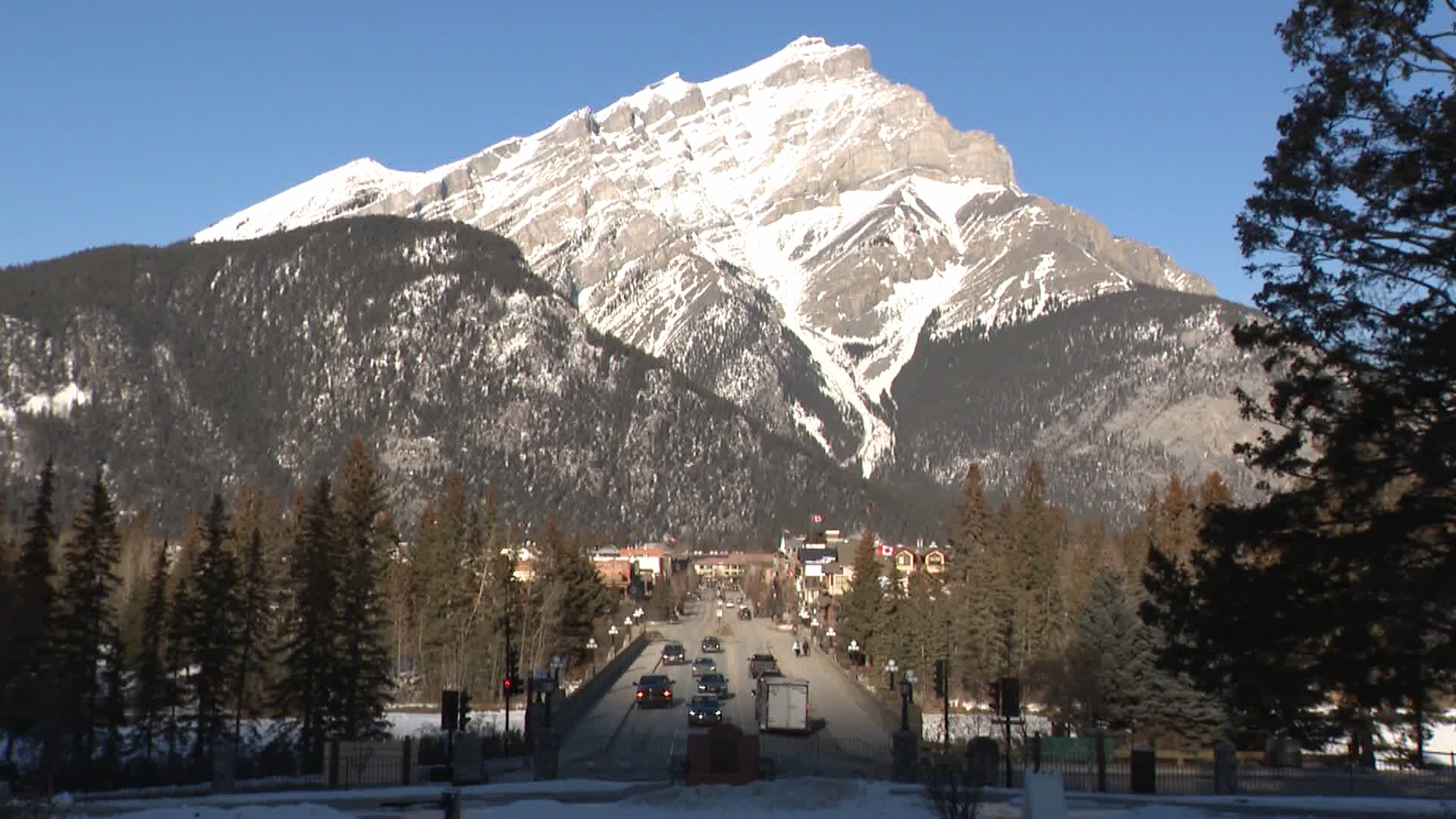 Ontario man charged after foreigners found illegally working in Banff, Jasper  | Globalnews.ca