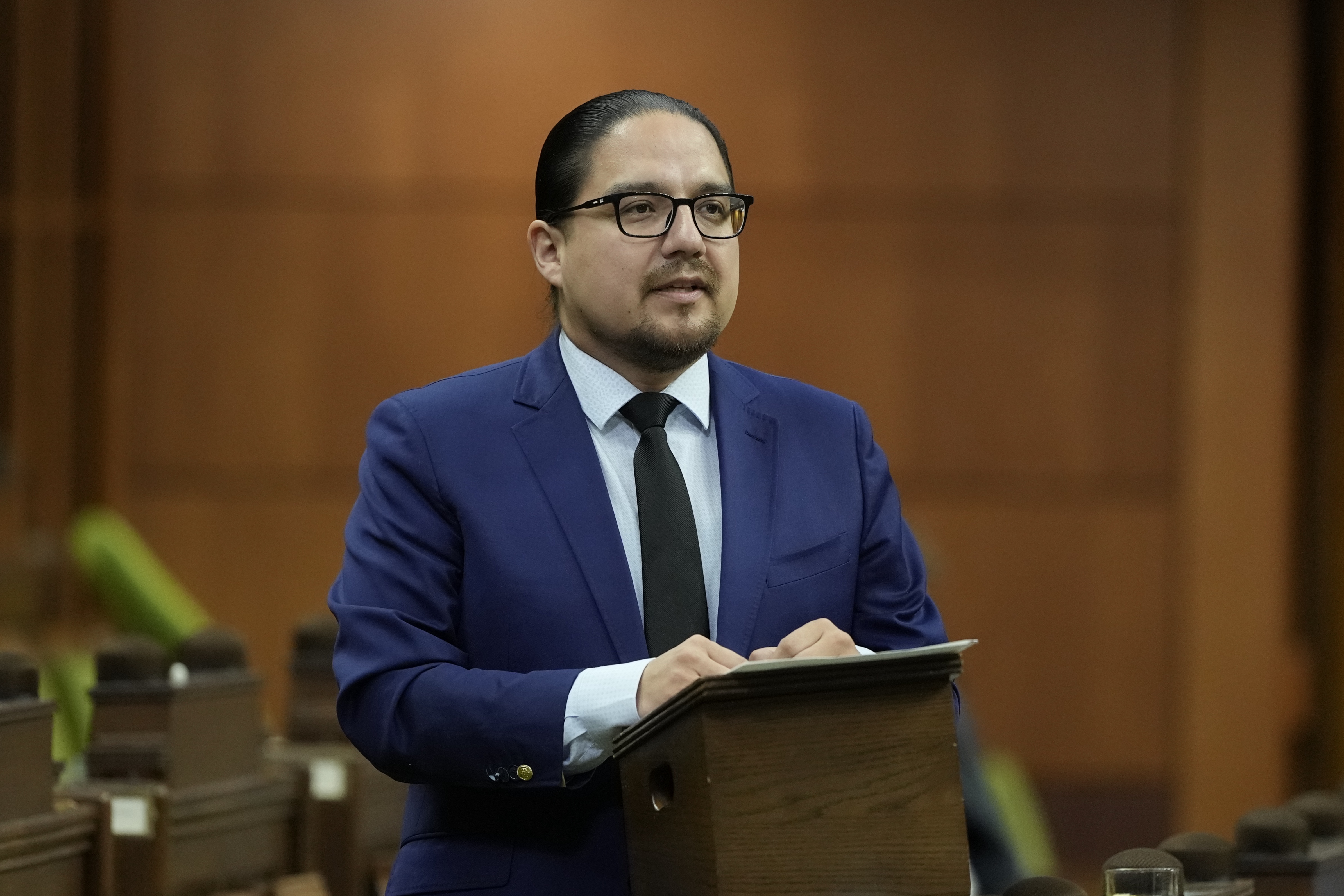 Conservative MP tells reporters on hot mic, Liberals ‘trying to poach me’