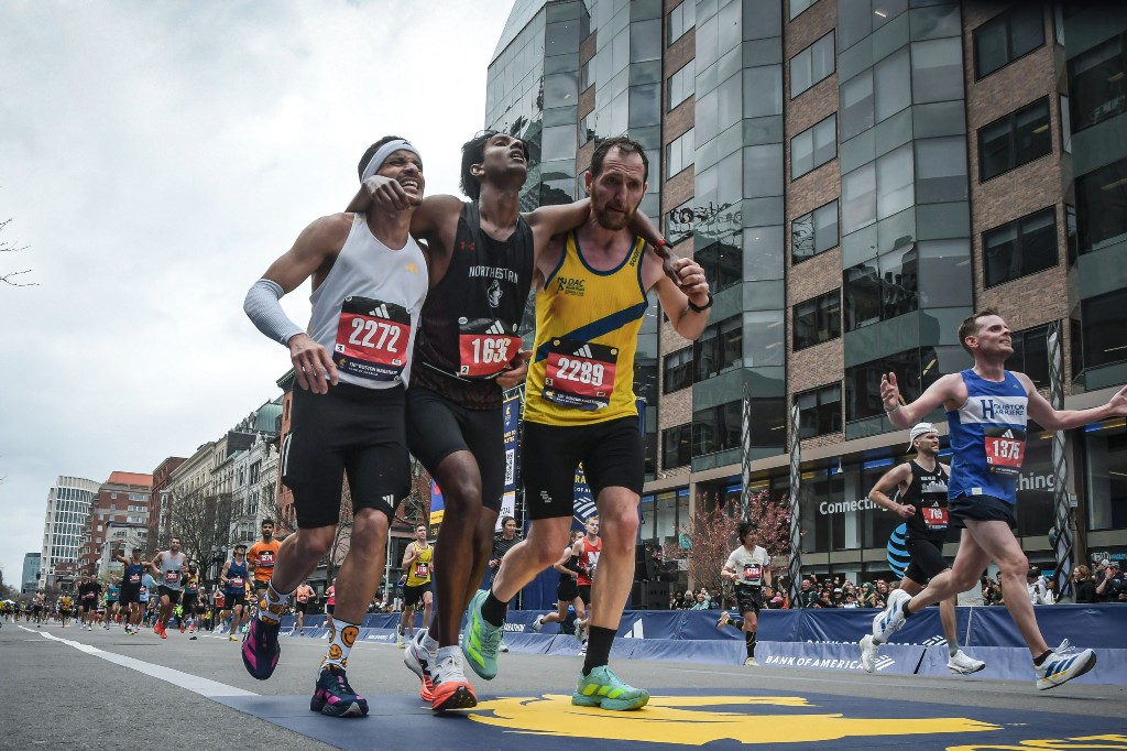 Boston Marathon Runners Help Man Cross Finish Line In Heartwarming Moment - Beritaja