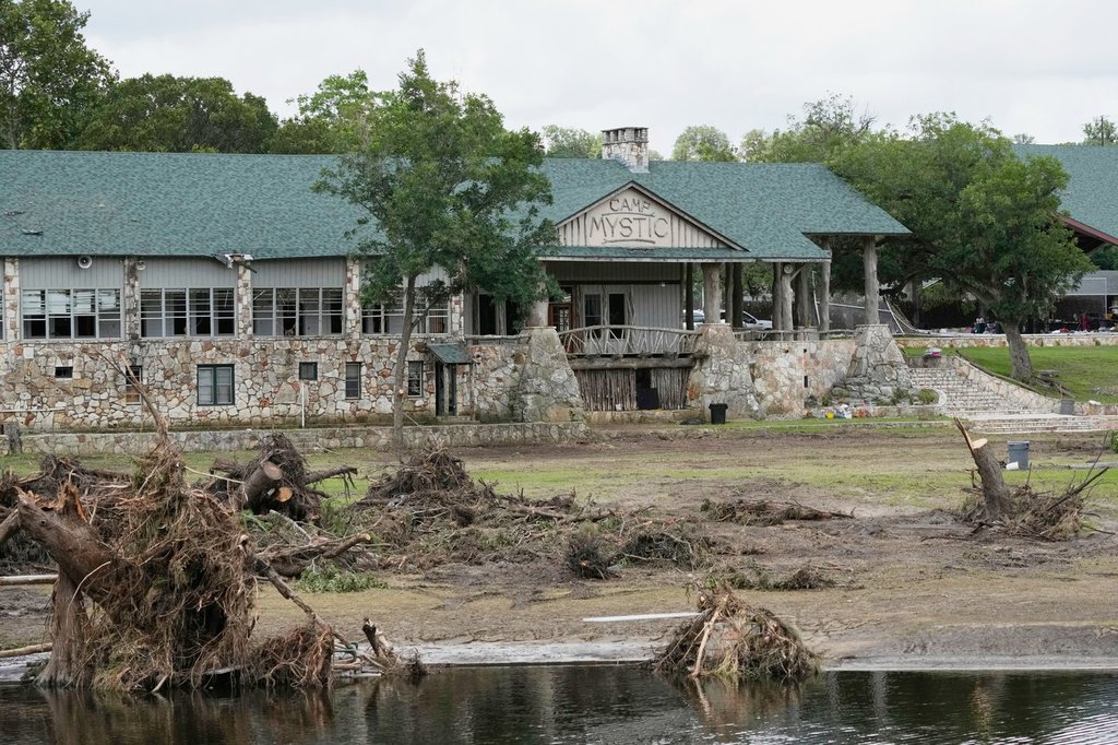 Camp Mystic Owner Denies Seeing Flood Alerts As Parents Fight Reopening - Beritaja