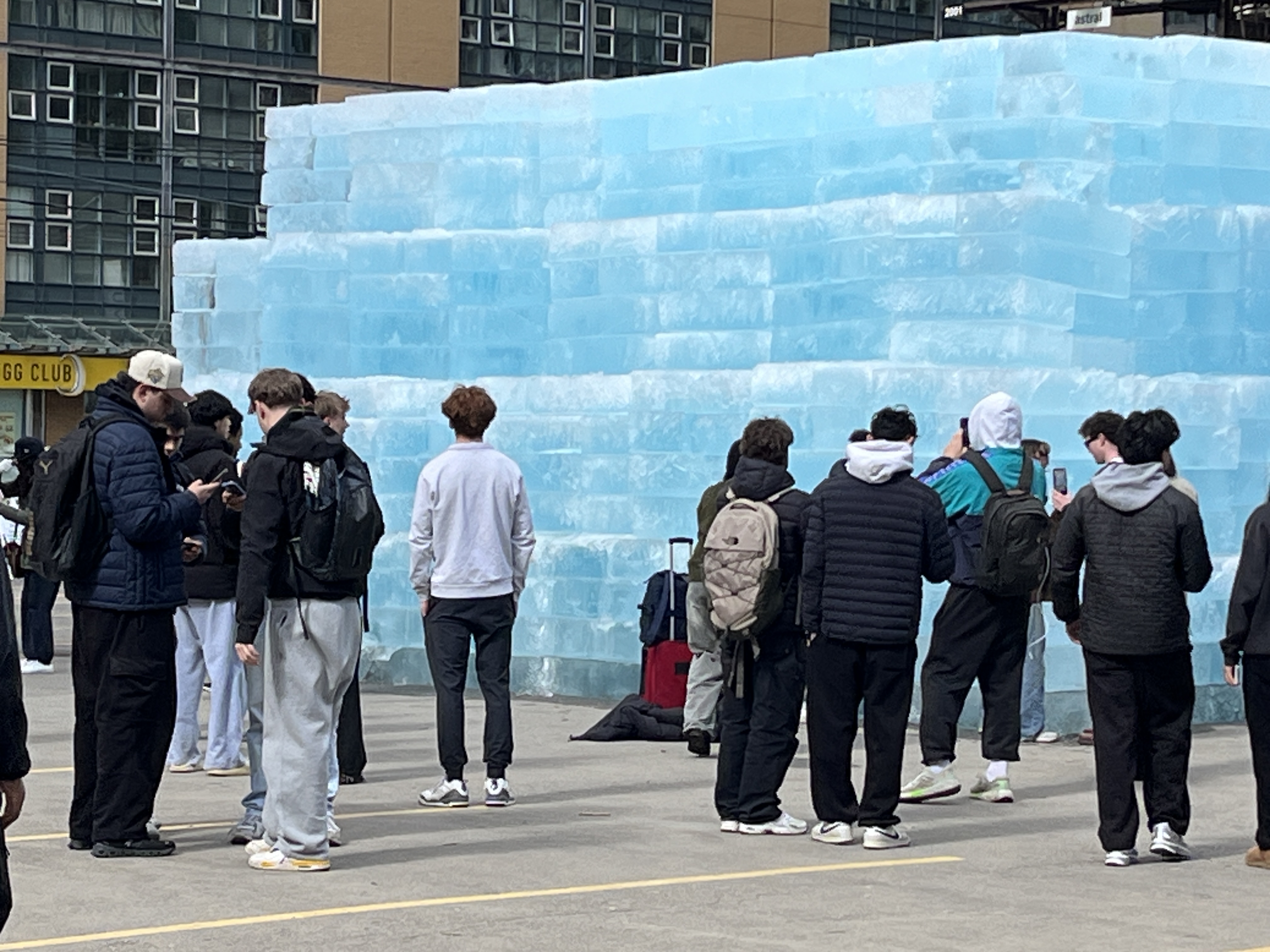 Drake’s Album Release Date Reveal Hits Icy Patch As Police Enact Crowd Control - Beritaja