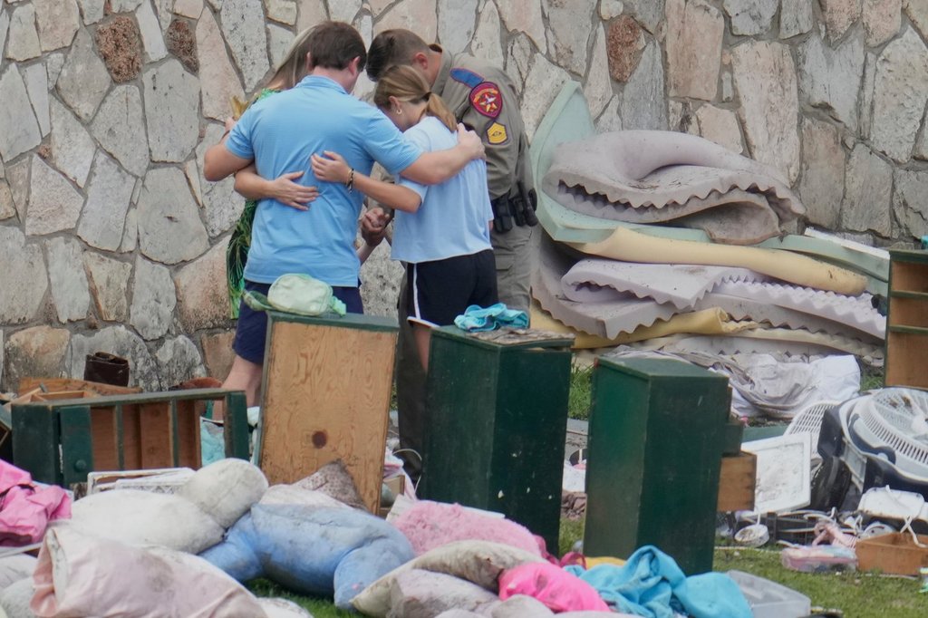 Camp Mystic Director Tearfully Apologizes To Victims’ Families At Legislative Hearing - Beritaja