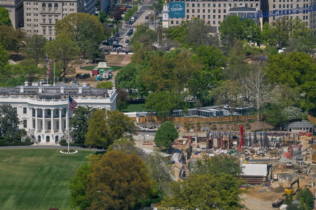 Judge Halts Trump’s Ballroom Construction, Permits Bunker Work To Proceed - Beritaja