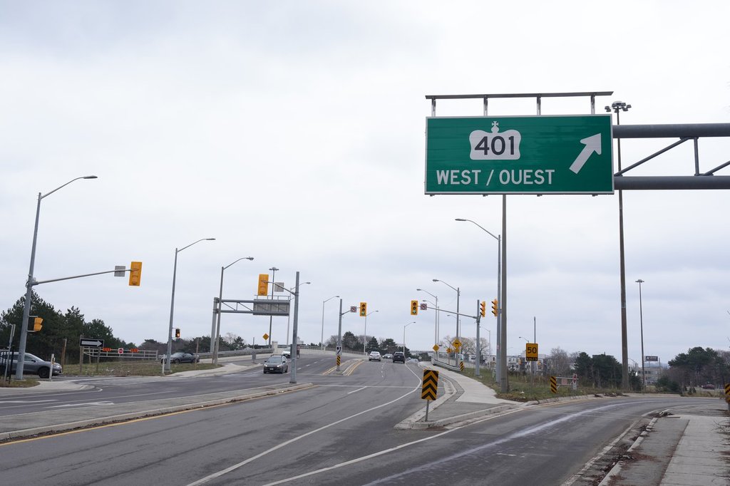 Midnight shooting on Highway 401 leaves one person with minor injuries: police
